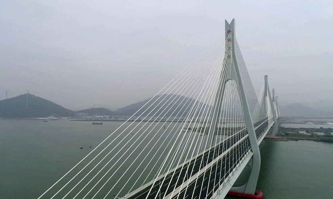 洪鹤大桥是珠海市内第二条往来东西城区的通道，起点位于香洲南屏，终点接鹤港高速，联通横琴、洪湾、金湾航空新城等区域，对区域经济发展意义重大。（摄影：程霖）