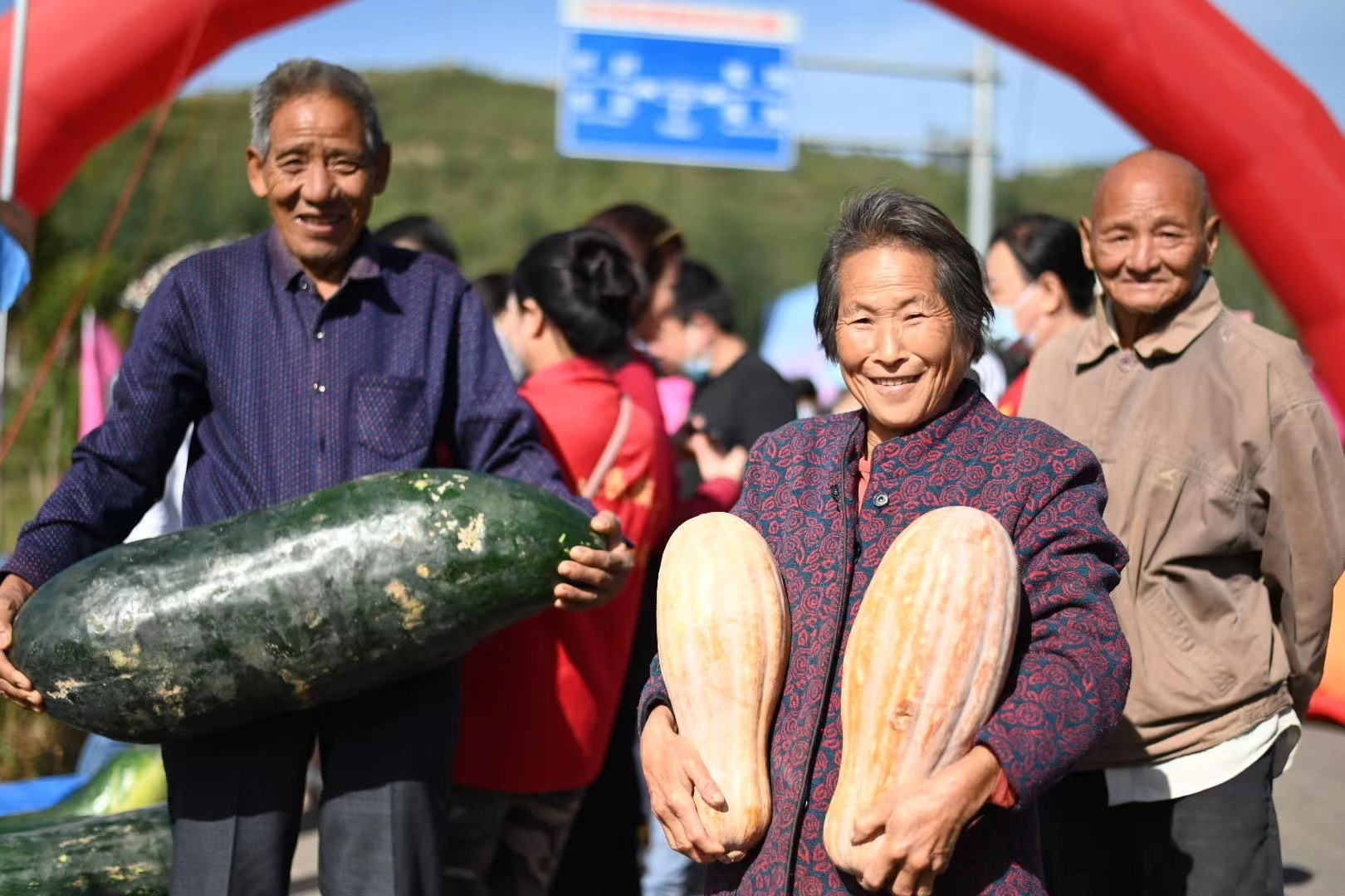 河南义马：丰收节里绽笑颜