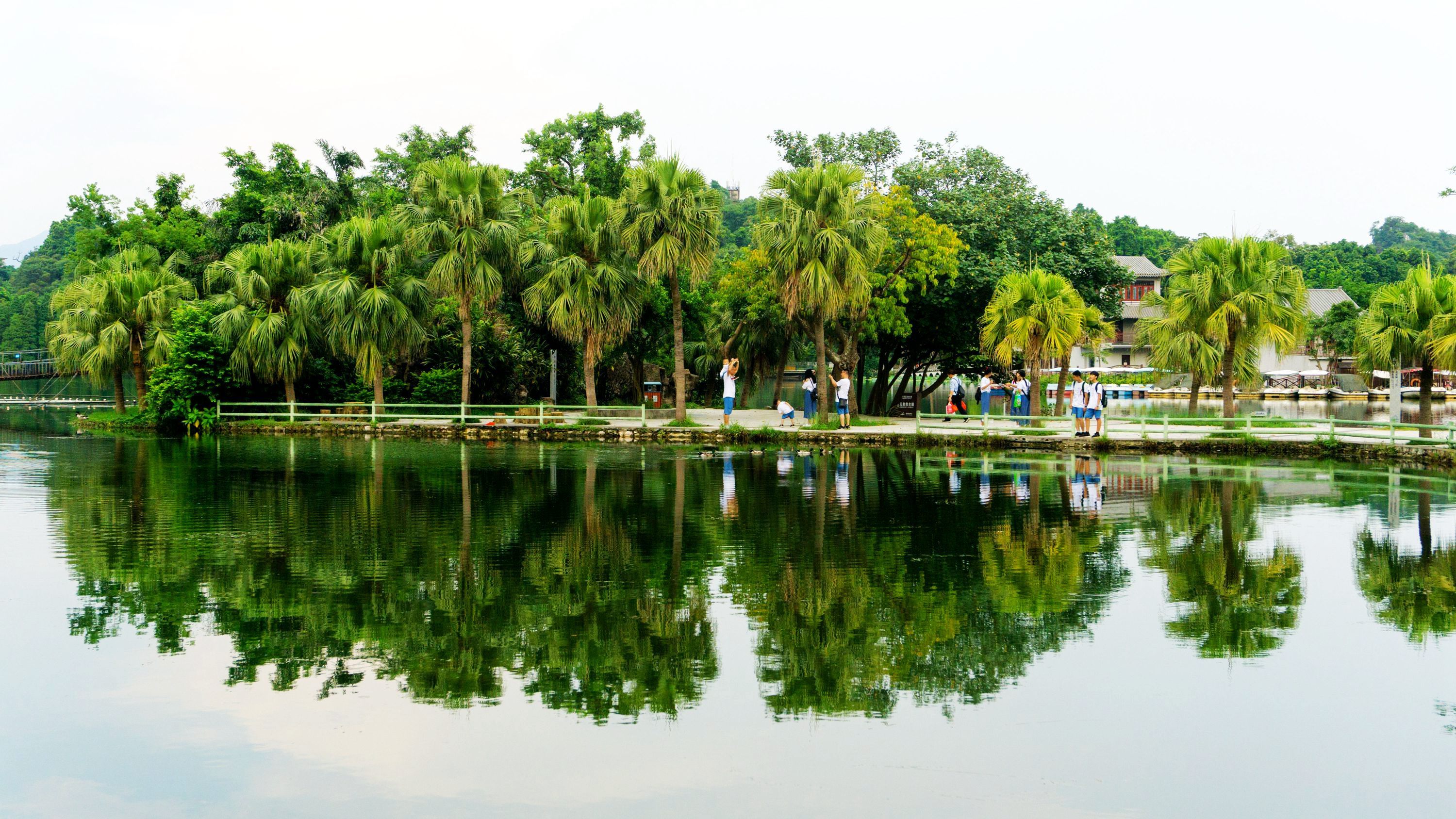 七星岩风景区位于广东省肇庆市城区北四公里,东距广州100公里,南临