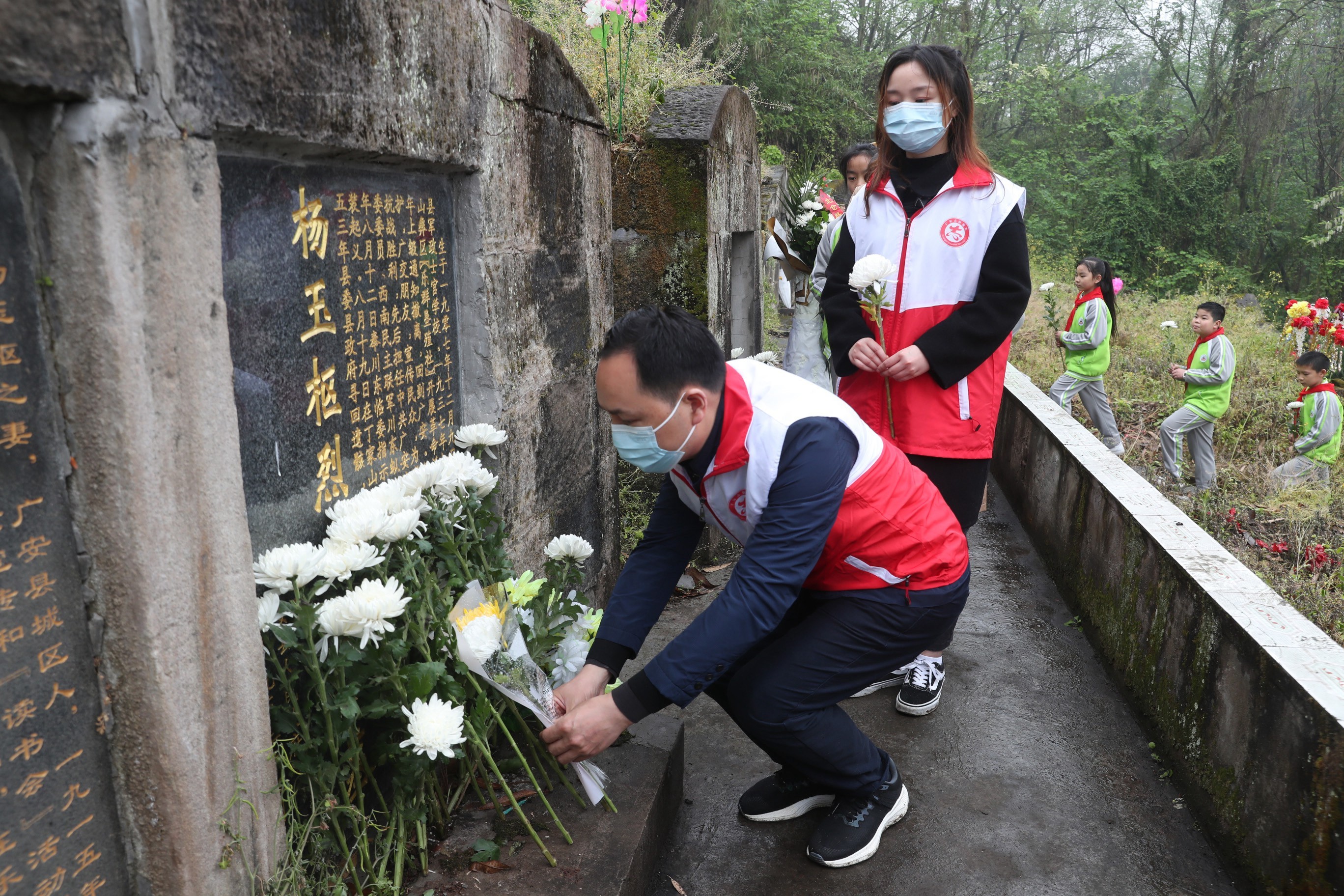 广安市广安区民政局党员志愿者为烈士敬献鲜花，以低碳环保方式缅怀革命先烈。