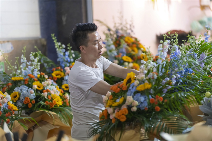 云南昆明呈贡区：斗南花市夜经济繁荣