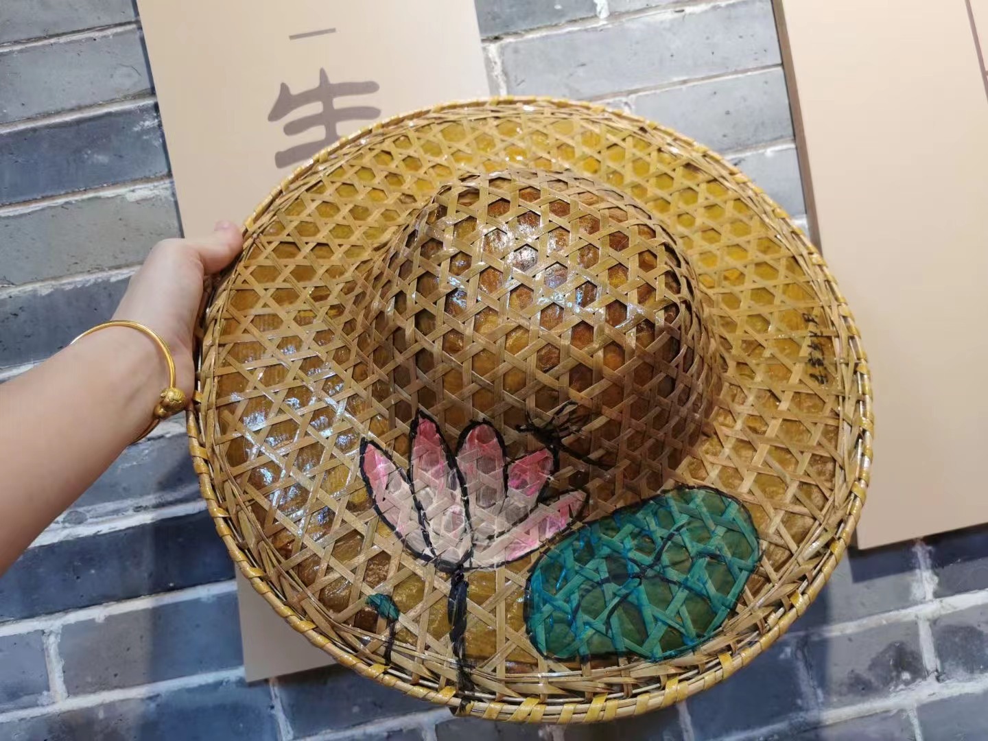 广东佛山：制作竹织雨帽感受非遗魅力