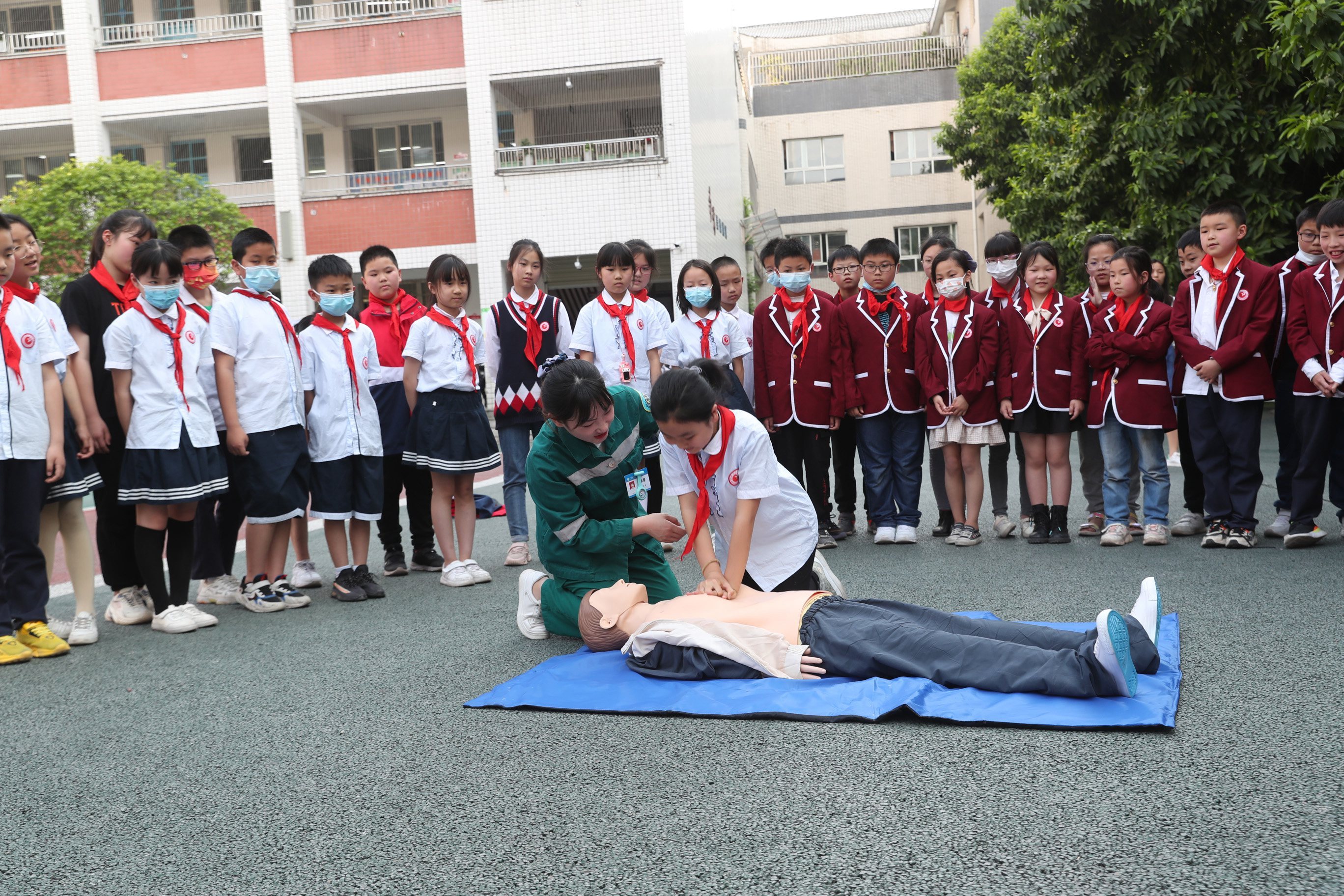 急救医生手把手指导学生进行心肺复苏.