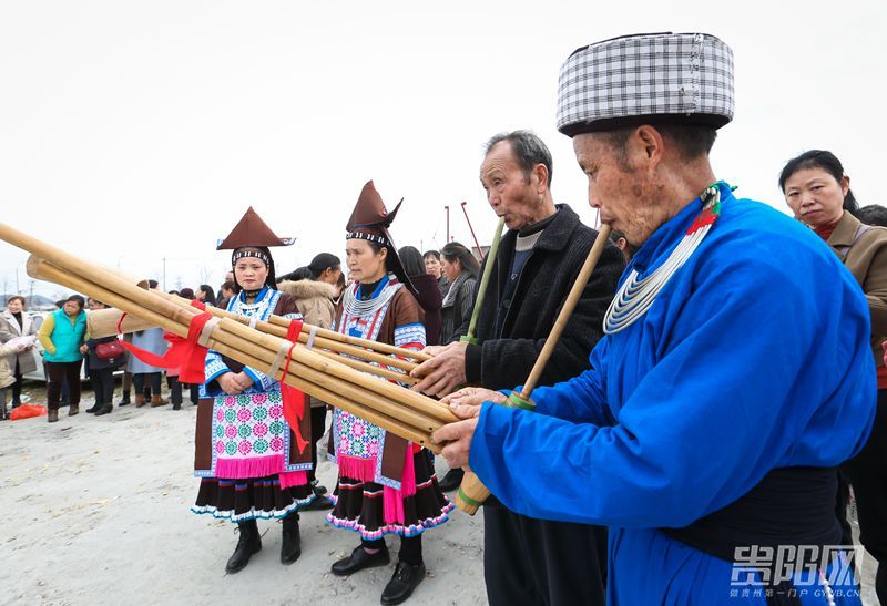 苗族同胞吹芦笙起舞