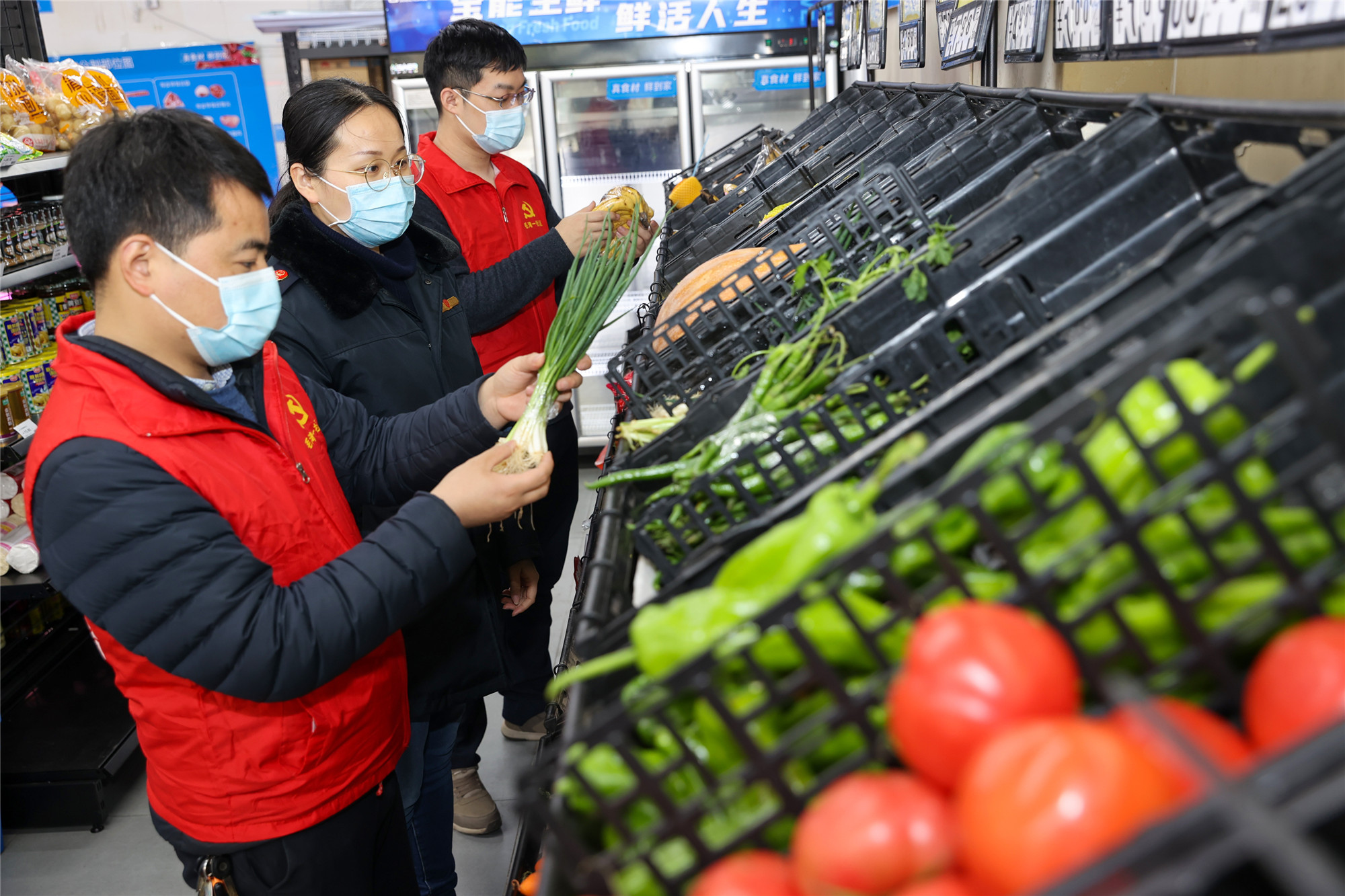 他 守护万家安全"专项检查,深入辖区超市,餐饮店及校园周边小食品店等