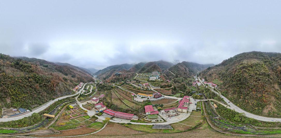 丰收村全貌 杨建东 摄