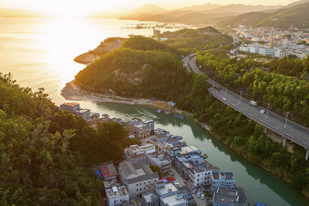 深圳市大鹏新区沙鱼涌为葵涌河的出海口,与香港隔大鹏湾相望,战略位置