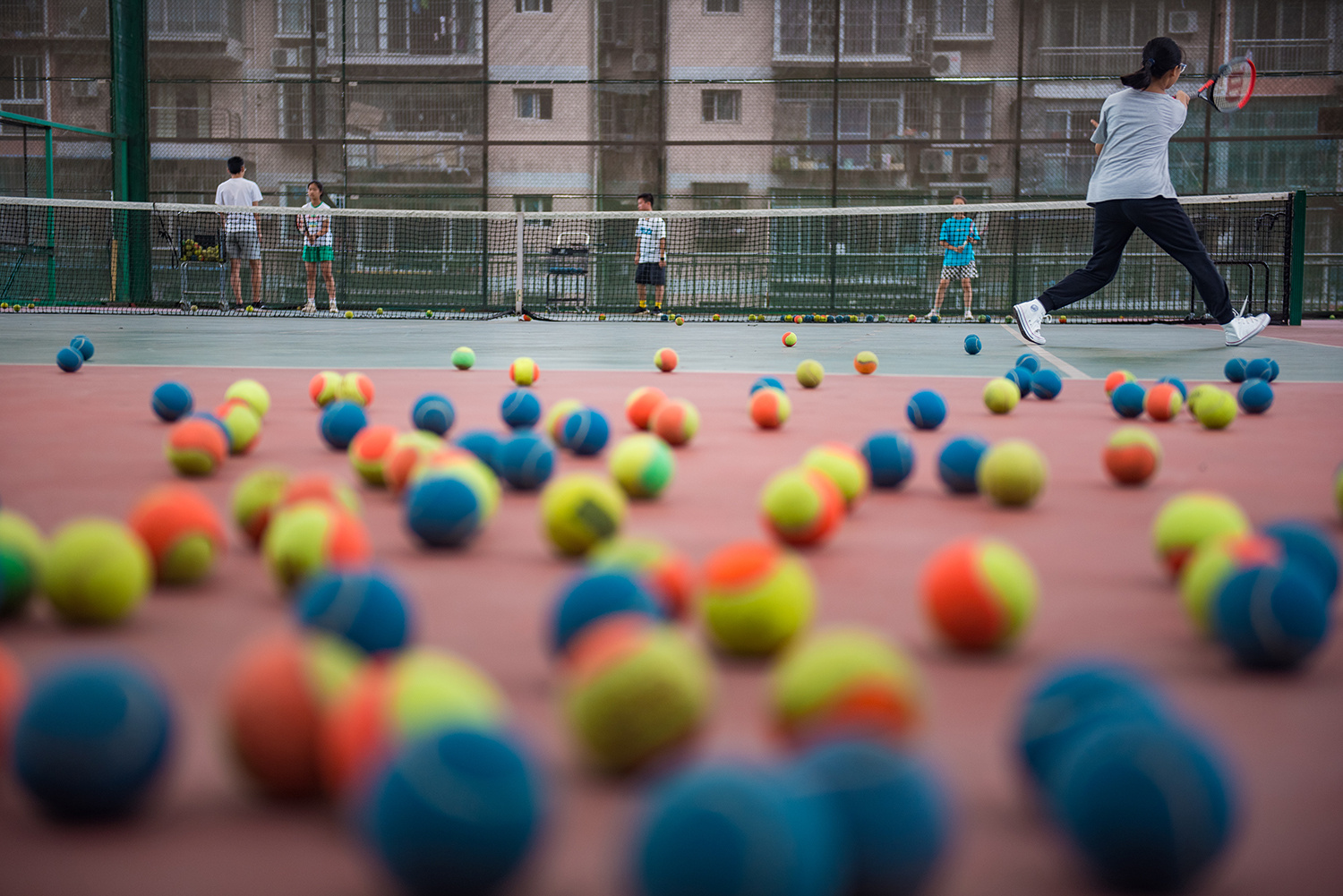 万州区五桥街道，学生利用暑假练习网球。记者 侯本艳 摄