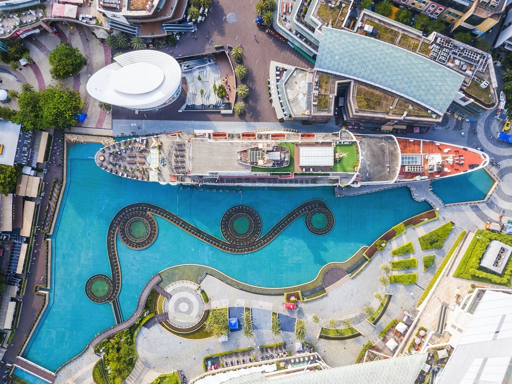 图为深圳海上世界.