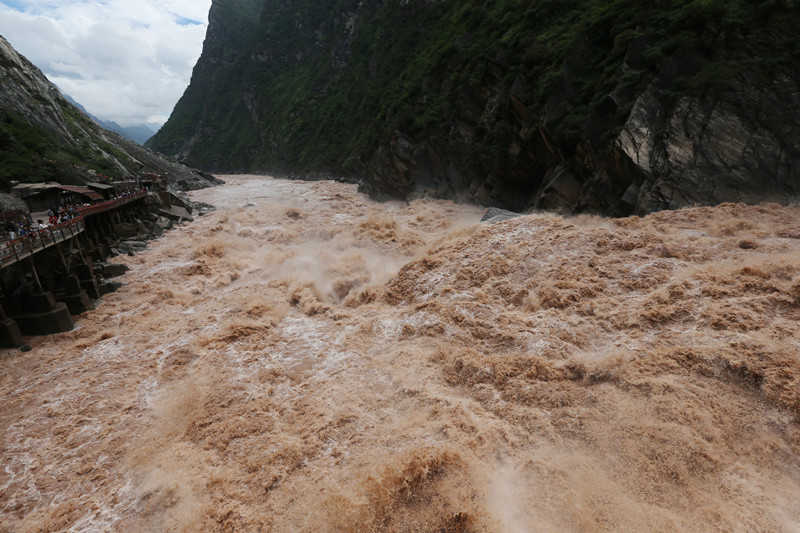 伴随滔滔江水顺流而下,奔涌向前,我看见了万里长江,宽阔大海