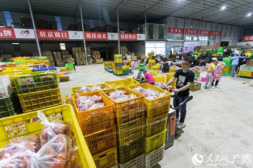 广西：连夜分装4万件支援上海生活必需品物资