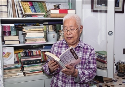 王学武正在看书 本报记者 韩堃 摄