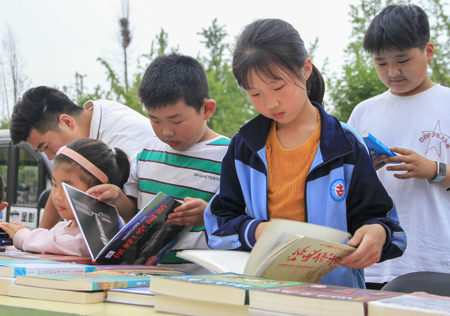 红色故事和科普绘本备受青少年读者喜爱 徐泽源 摄