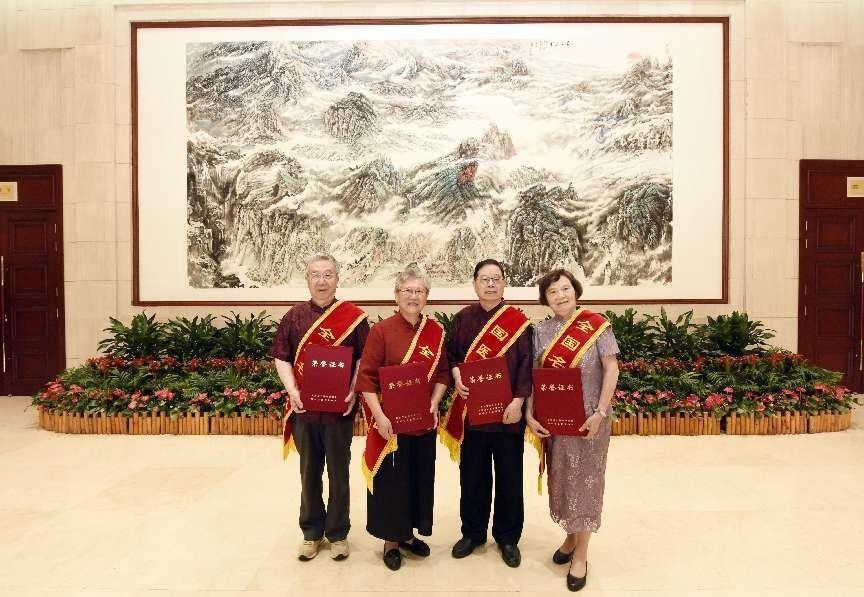 从左到右,依次为孙国杰、姜惠中、凃晋文、黄光英