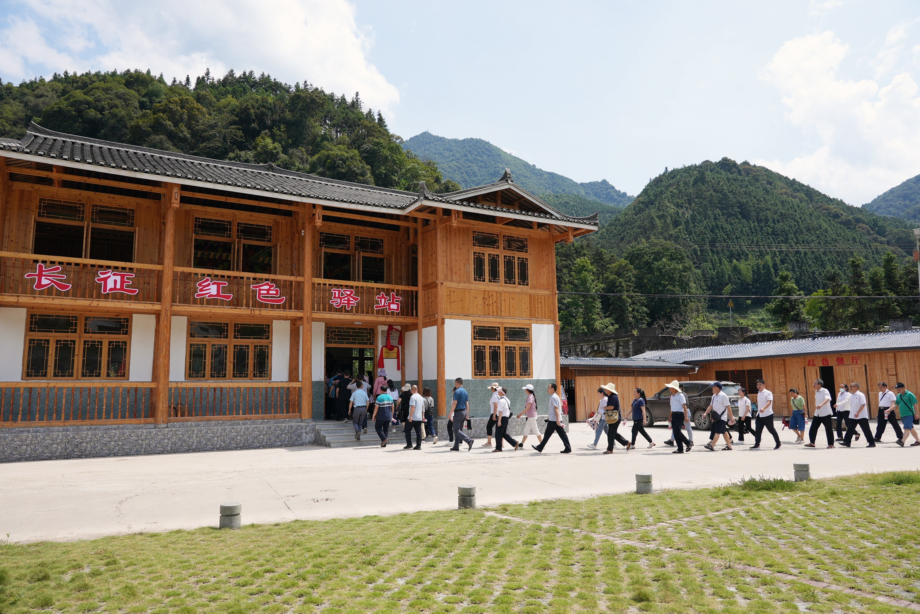 日前，在龙胜各族自治县乐江镇江口村，来自各单位各部门的党员干部到长征红色驿站上党课，体验红色文化。