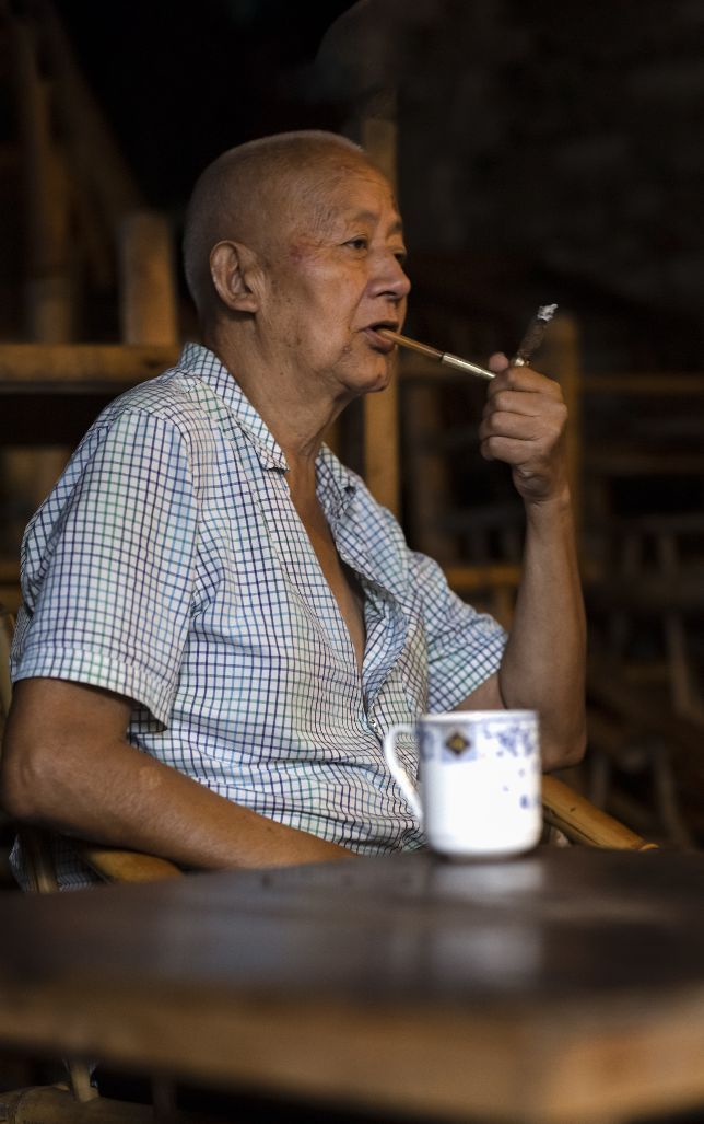 坐着喝茶的老爷爷图片图片