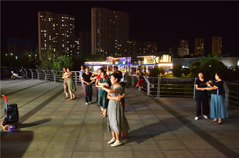 河南汝州：多姿多彩夜生活 焕发城市新活力