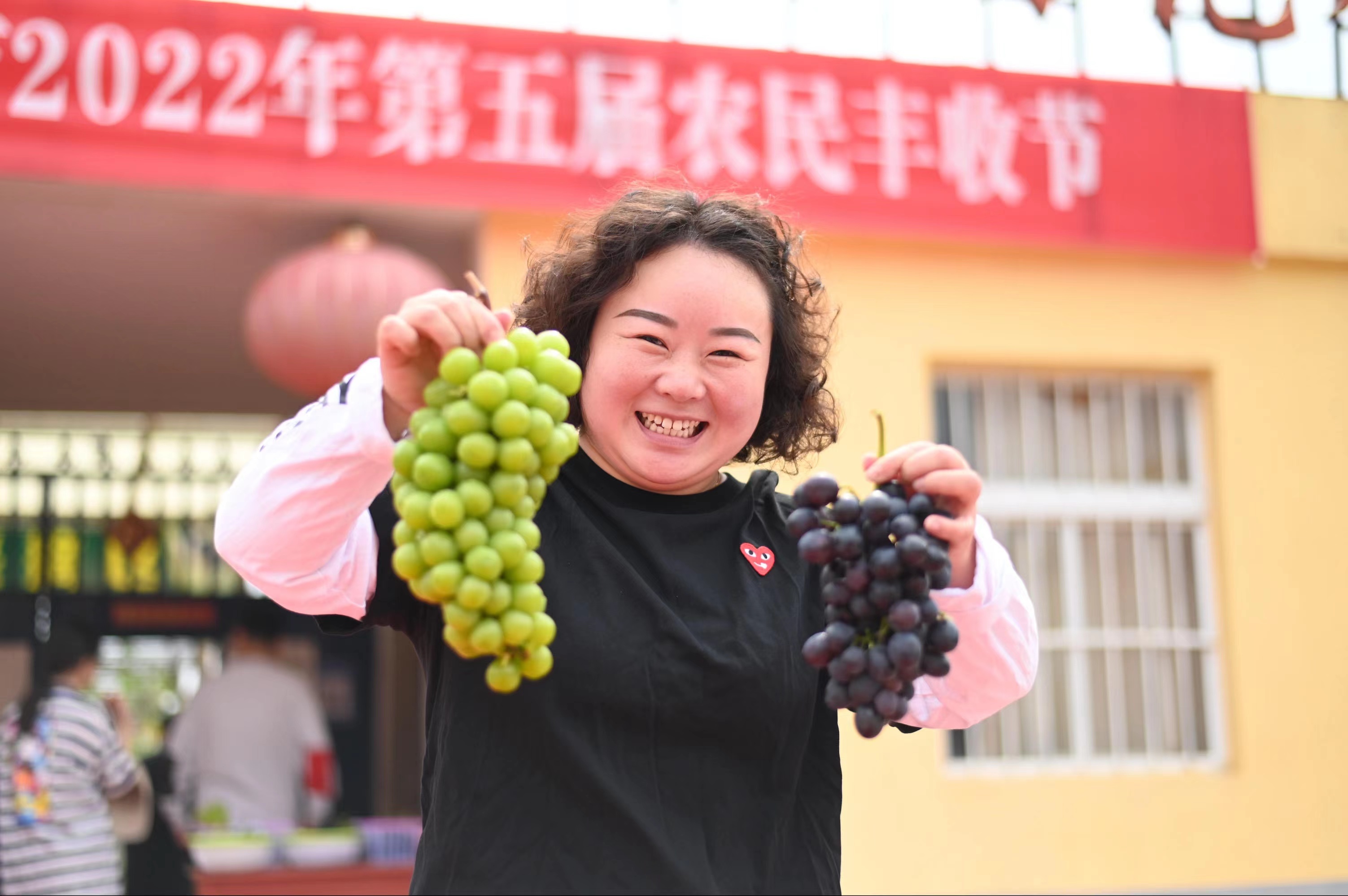 河南义马：丰收节里绽笑颜