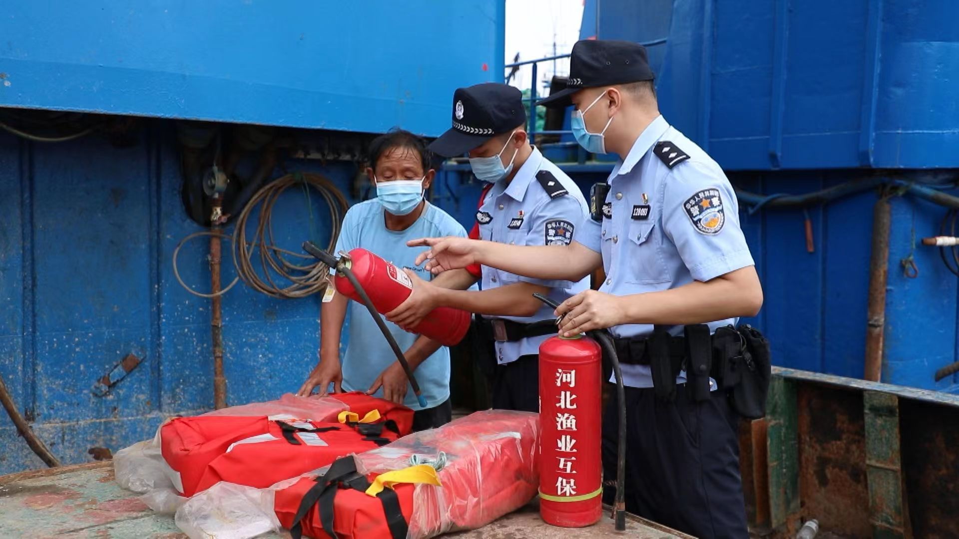 河北黄骅：上好开渔“第一课” 海防民警来护航