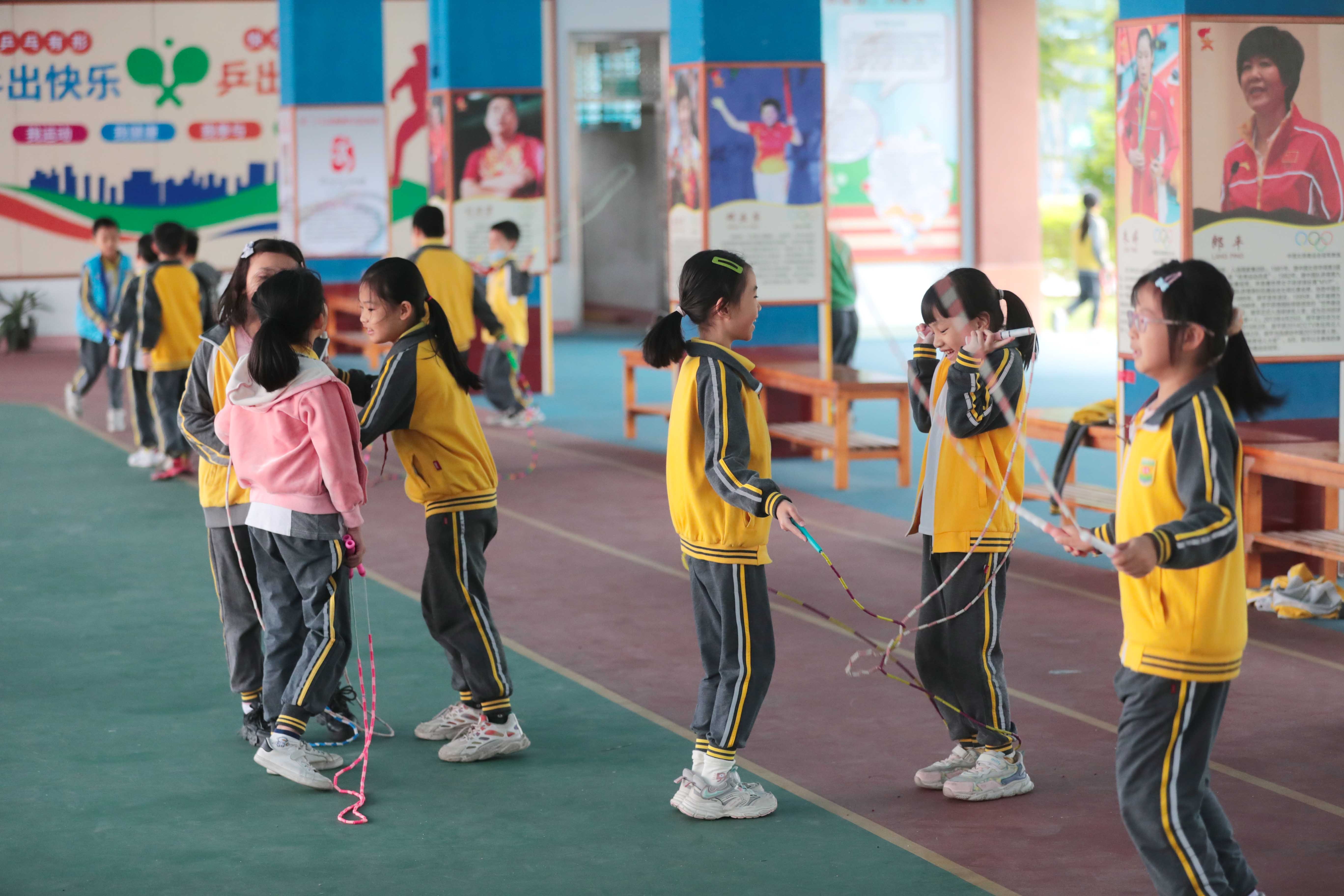 部分学生在一楼空地跳绳。（摄影：李淦斌）