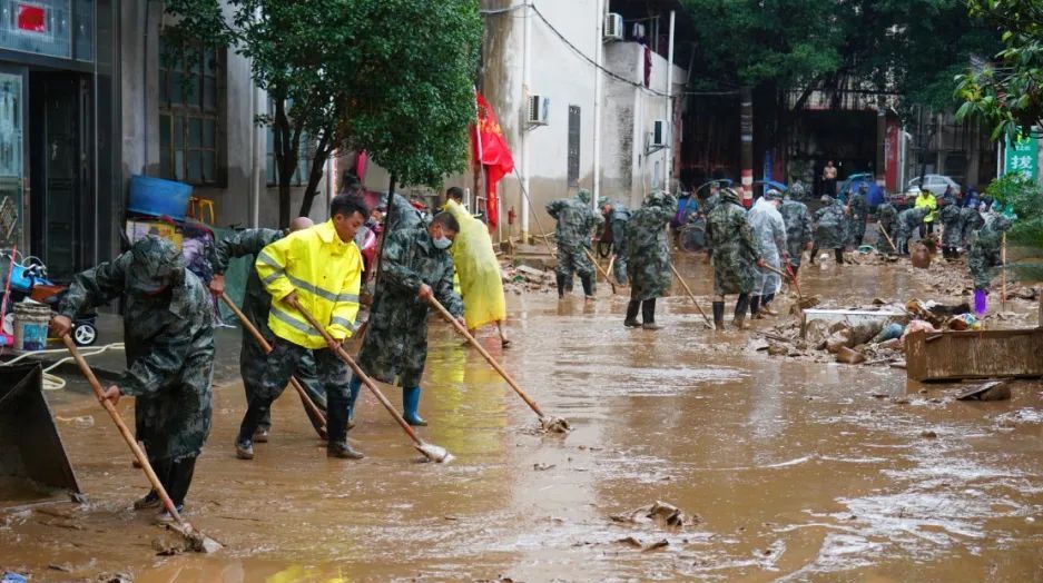 江西龙南：开展雨后道路清理工作