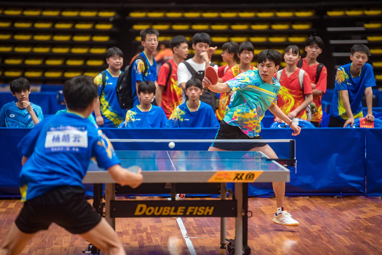 万州三峡之星体育馆，学生在2022年重庆市乒乓球冠军赛场激战正酣。记者 侯本艳 摄