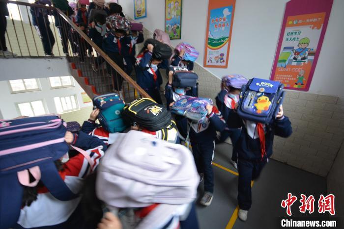 河北邯郸邯山区：绿化路小学开展地震应急疏散演练