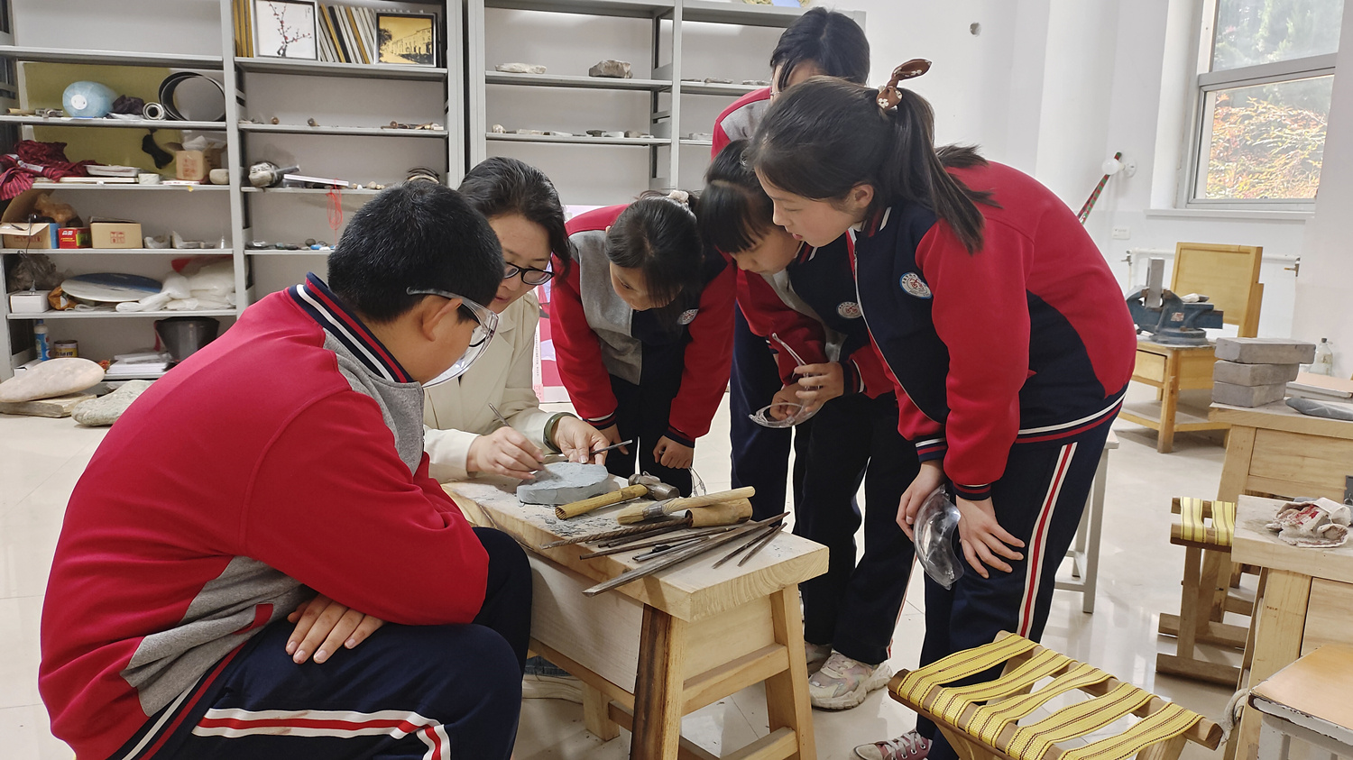 學生學習制作石硯
