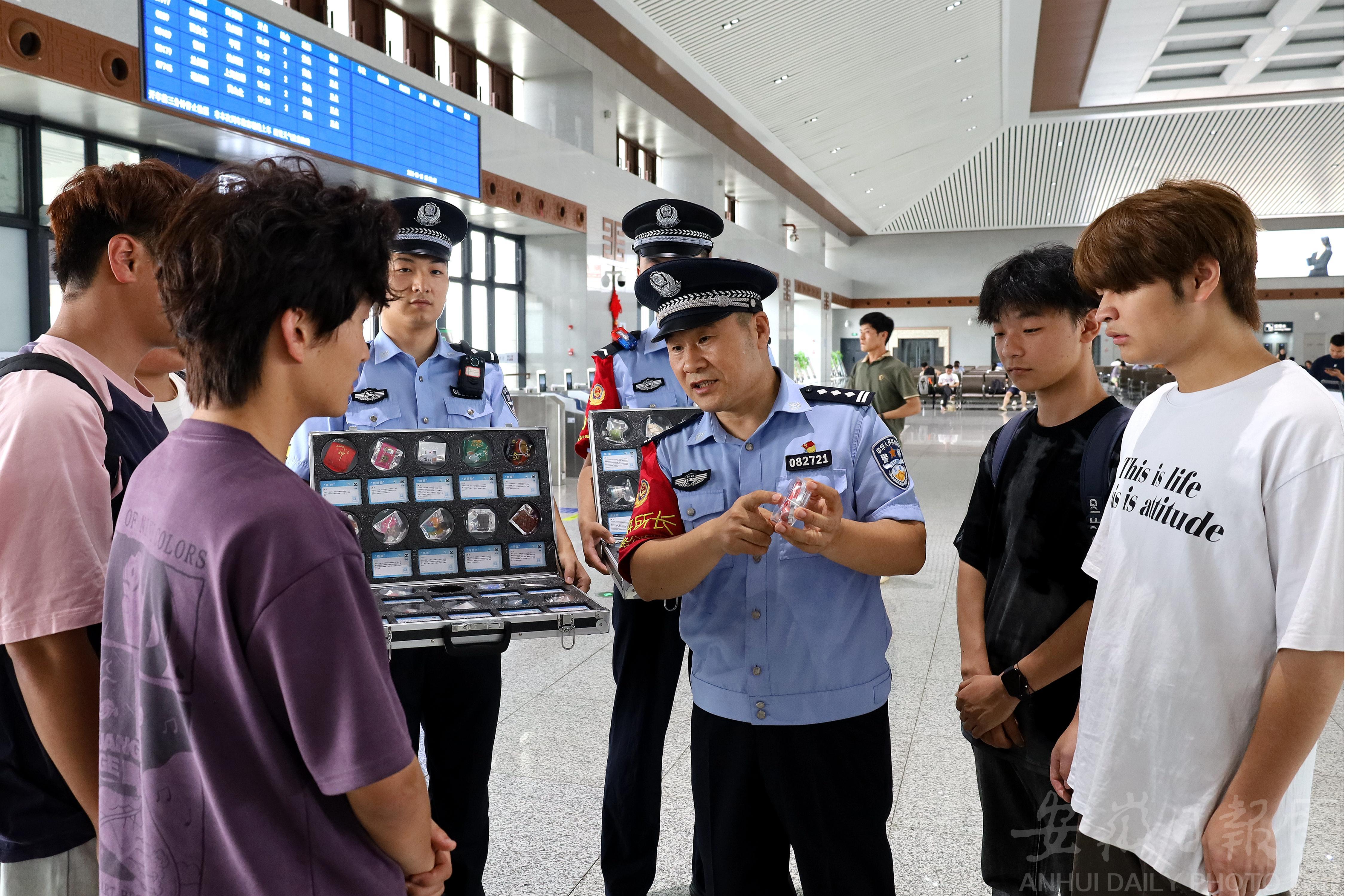 安徽颍上：禁毒宣传进车站 共筑无毒出行路