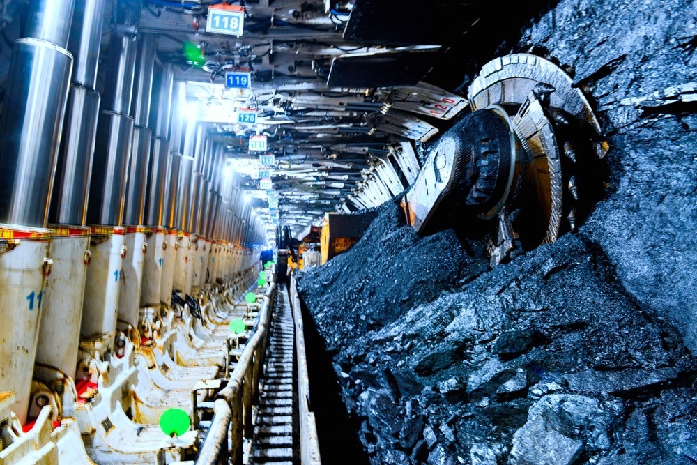 图为骆驼山煤矿智能化综采工作面生产现场