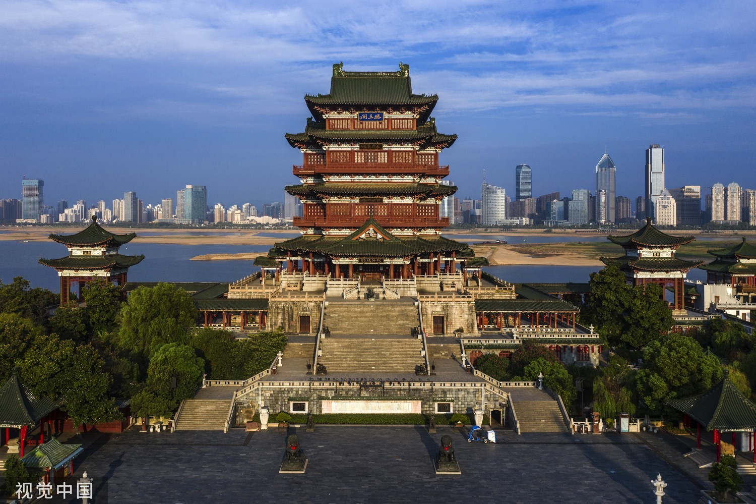 莲瓣柱础,歇山式屋顶及龙凤雕饰的飞檐,与抱厦,腰檐,栏杆等建筑相组合