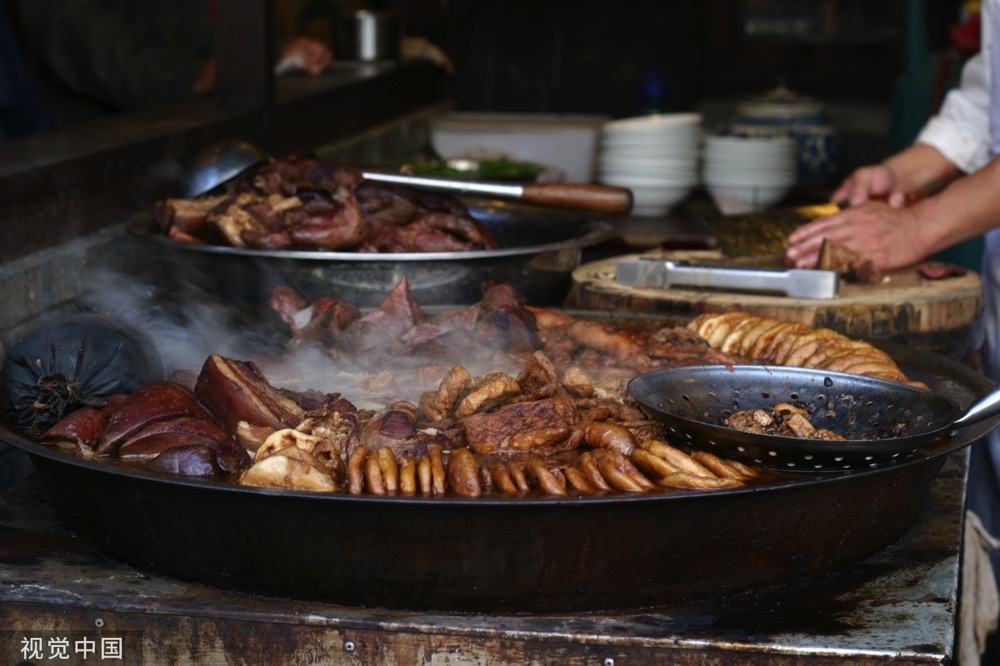 老百姓用价格低廉的猪小肠、猪头肉、炸豆泡、肺头和火烧熬制出味道醇厚的卤汤，既有肉香，又有结实耐煮的火烧垫底，肠肥而不腻、肉烂而不糟、火烧透而不粘，对于那时以干体力活为主的老百姓来说，吃上一碗一天都不带饿的！刘豫涛/视觉中国