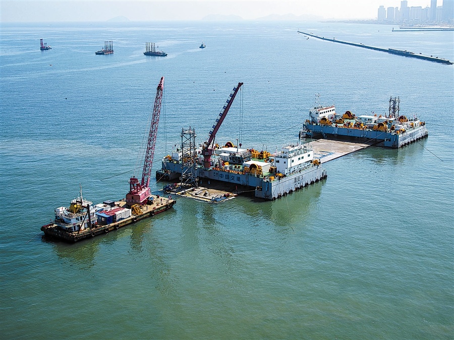 辽宁大连：大国重器闪耀大连湾