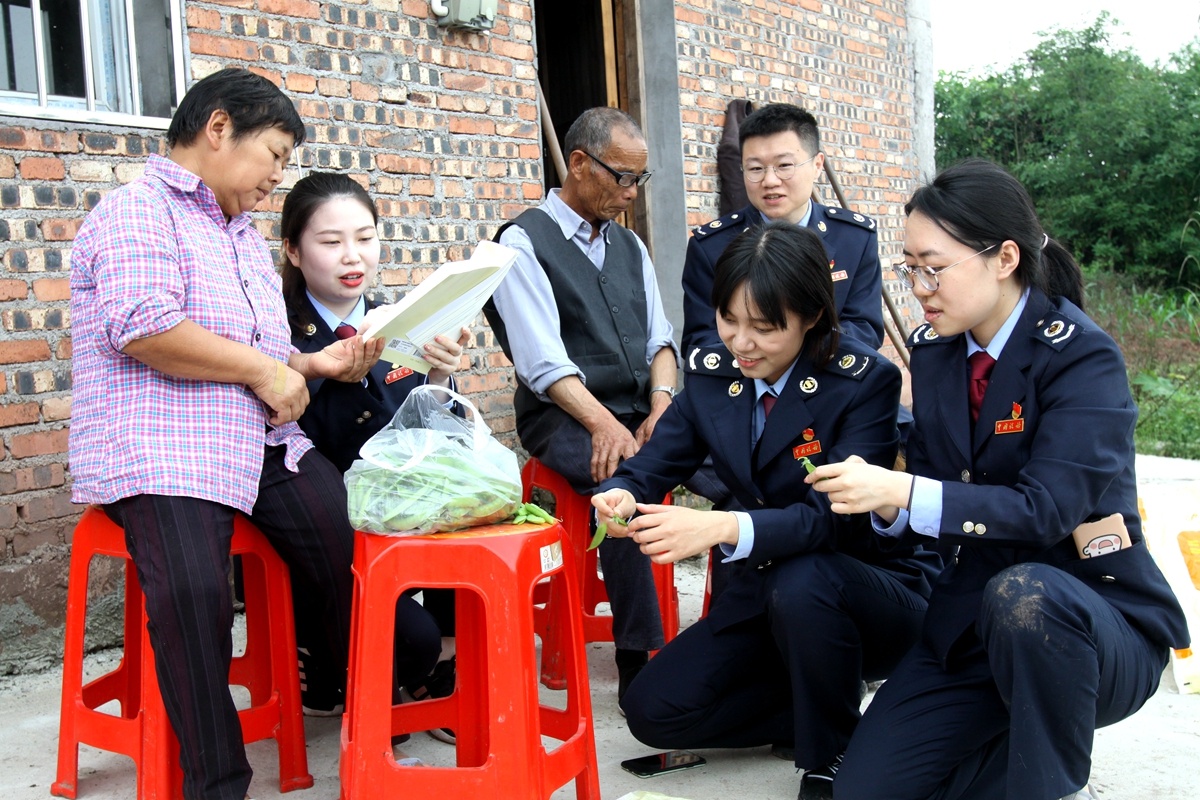 税务局青年干部们来到沙河村村民家中，一边帮他们择菜，一边向他们宣讲党史知识。用亲切的乡音，通俗易懂的语言，传递感党恩、听党话、跟党走的正能量。