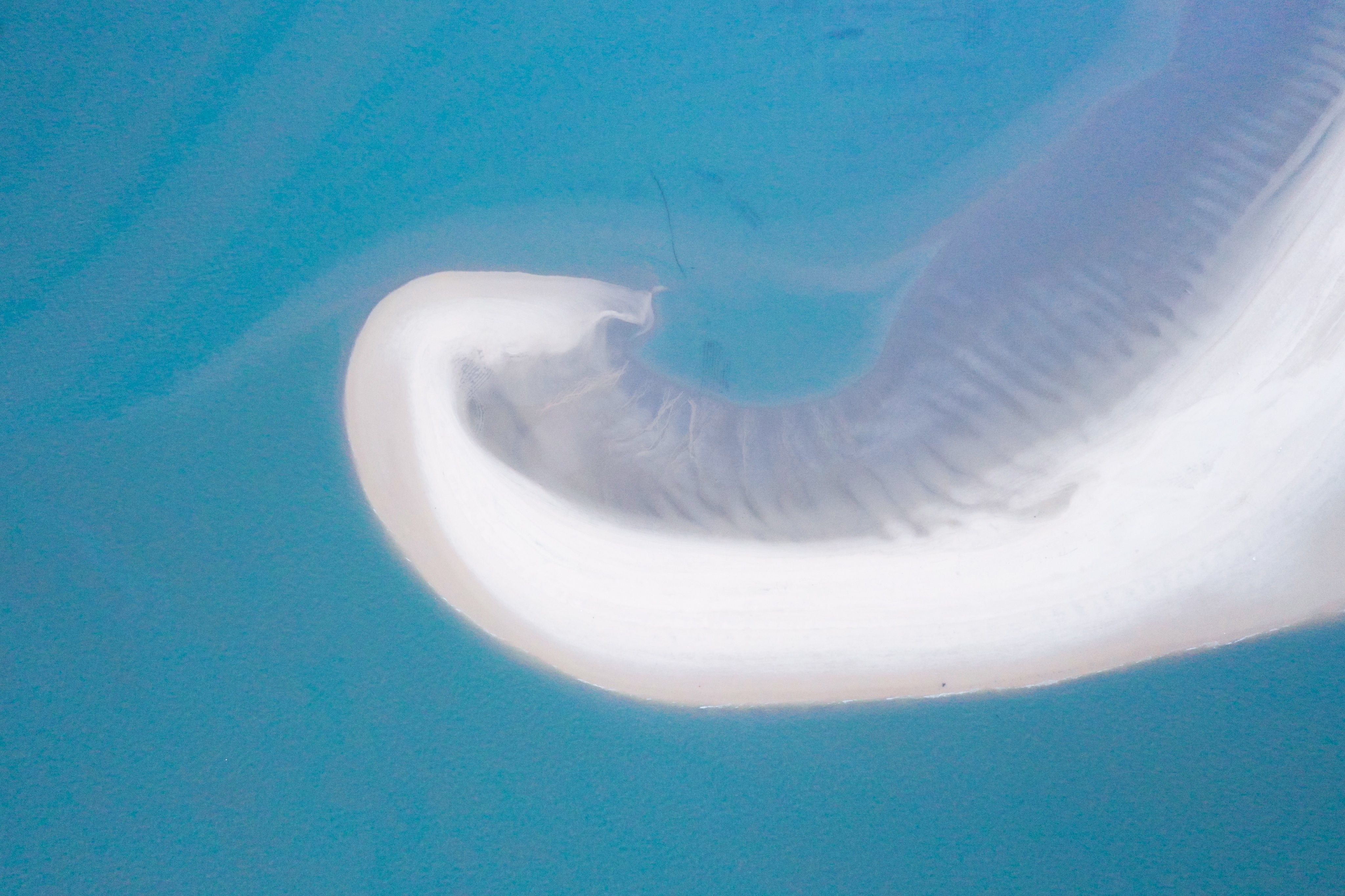 平潭象鼻湾可谓大自然的一处闲笔，落在了东南沿海的一处海岛上。砂质细腻纯白，宛如象鼻戏水般，与大海融为一体。