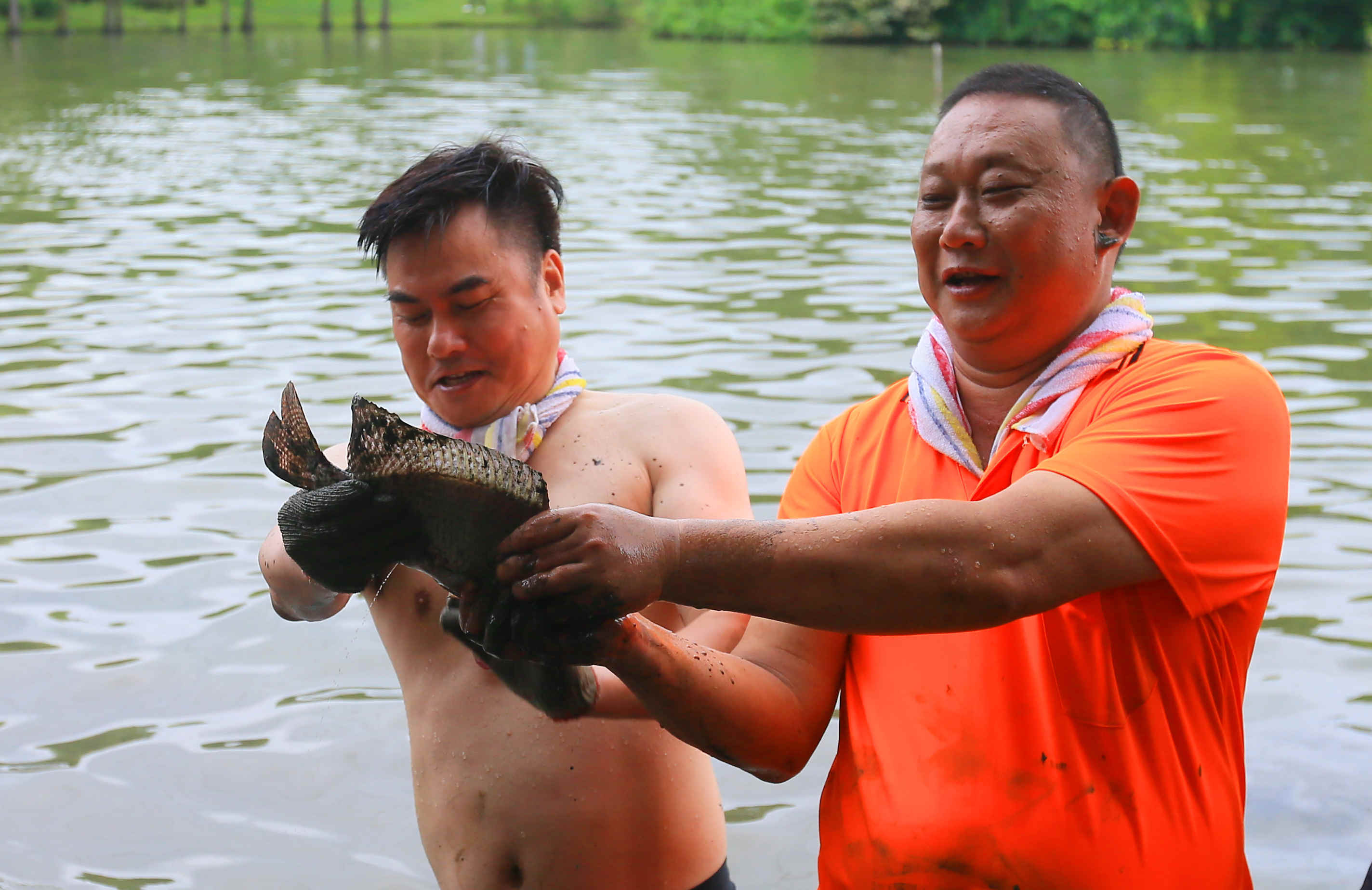 广东佛山顺德区：端午节将至 东湖起龙忙