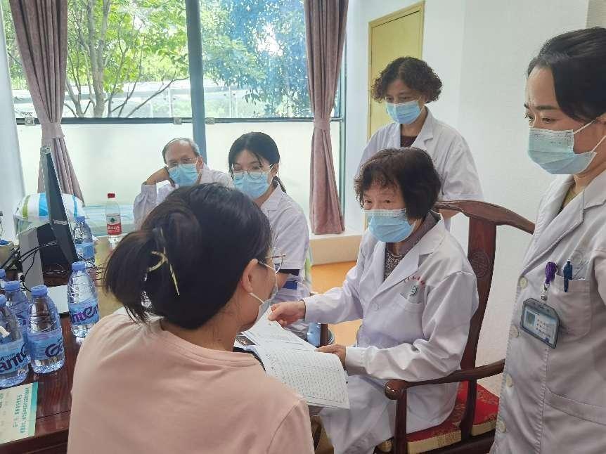 黄光英教授正在看诊