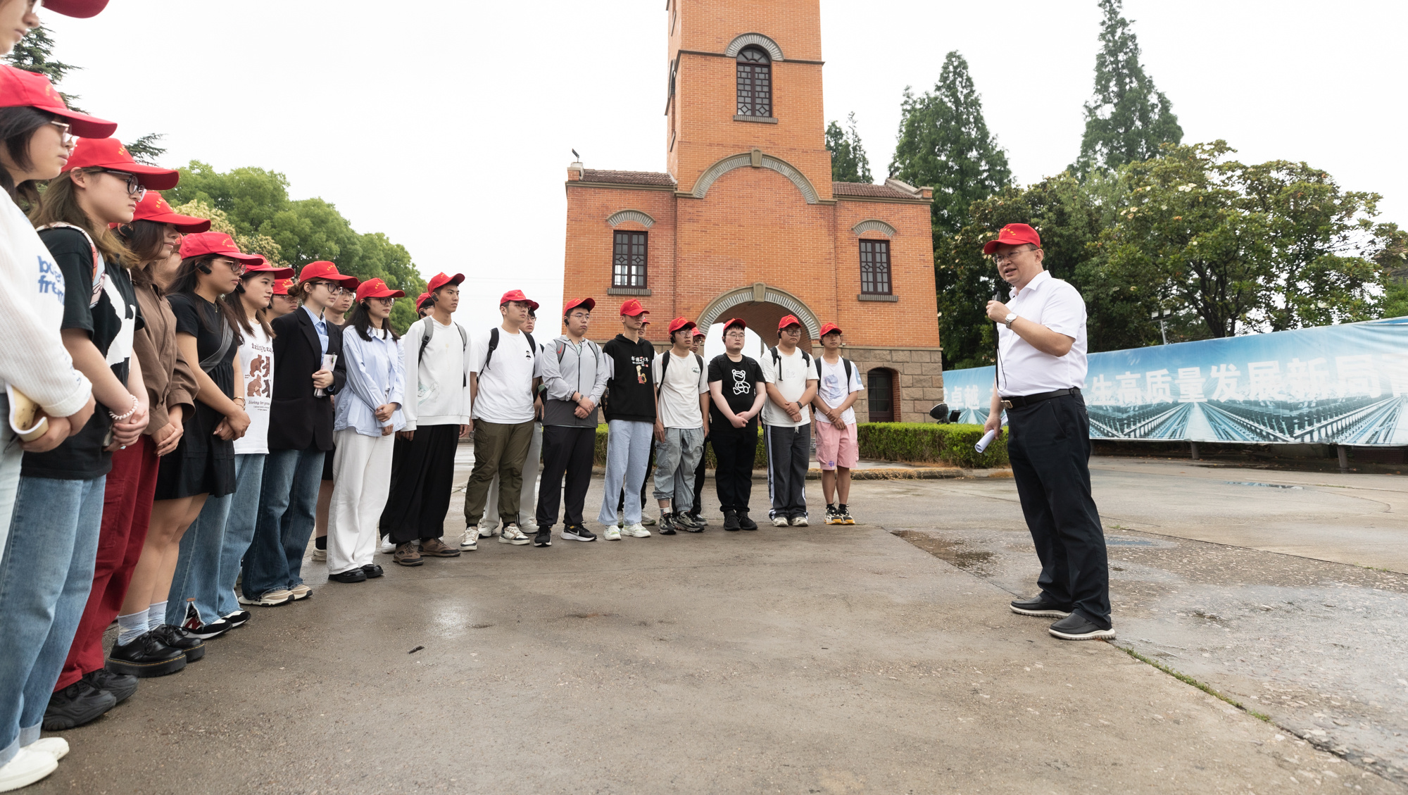 南通大学党委书记尚庆飞带领青年学子深入大生纱厂开展思政课实践教学