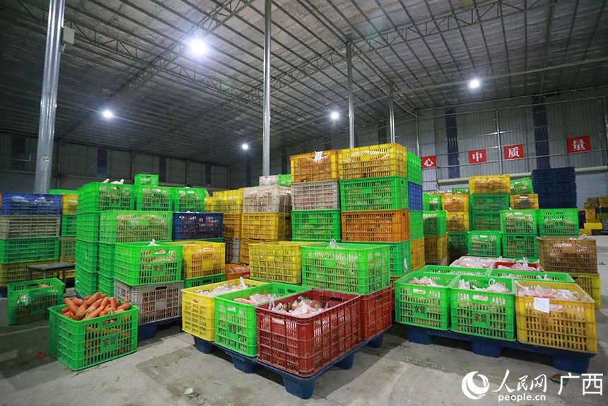 广西：连夜分装4万件支援上海生活必需品物资