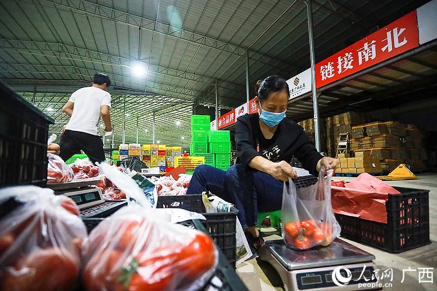 广西：连夜分装4万件支援上海生活必需品物资