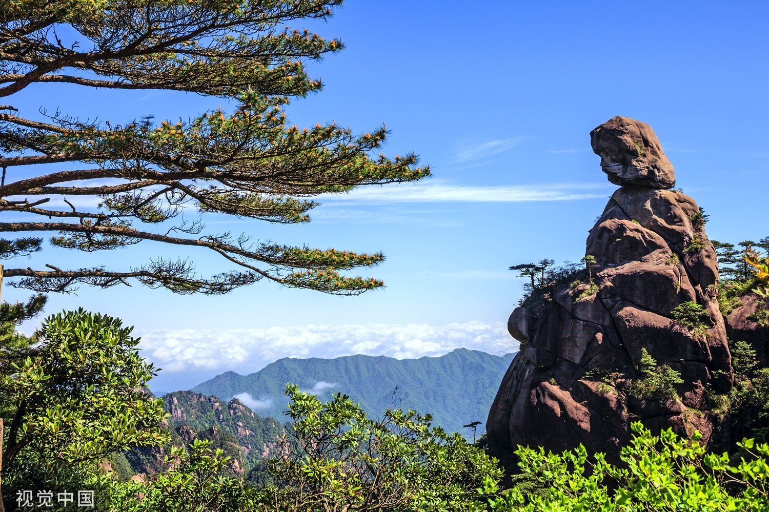 “东方女神”为三清山的代表性景观，它海拔1180米、通高86米，远观似一位女神，面容清秀、长发飘逸，颔首端坐在山巅，栩栩如生。李惠民/视觉中国