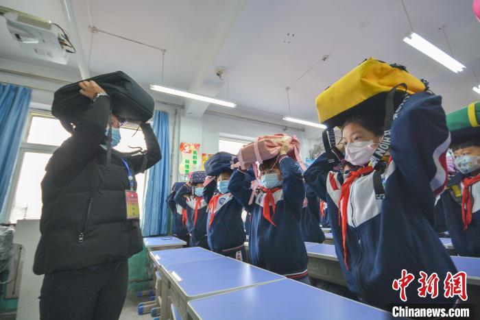 河北邯郸邯山区：绿化路小学开展地震应急疏散演练