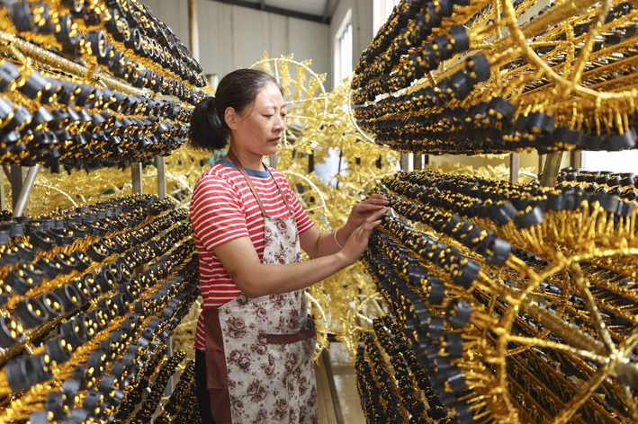 江苏连云港赣榆区：小瓶盖做成大产业