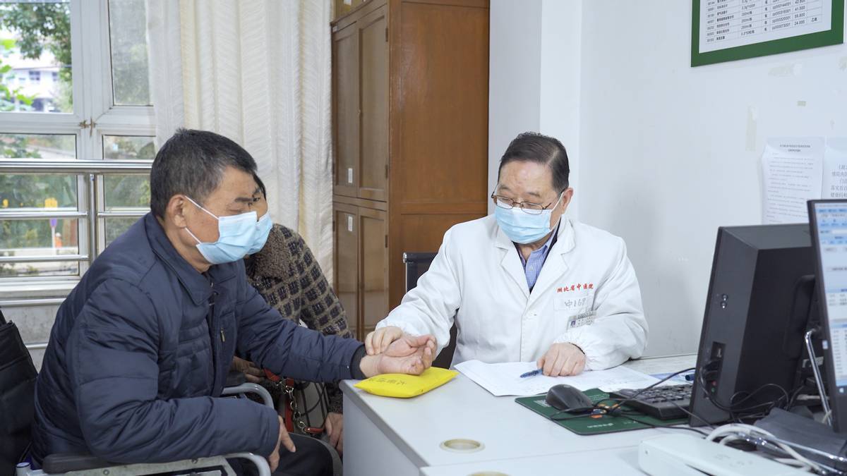 凃晋文教授正在坐诊