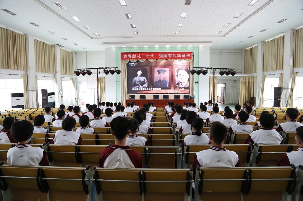 学生们在“学习强国”电影放映厅观影。韩雨潇 摄