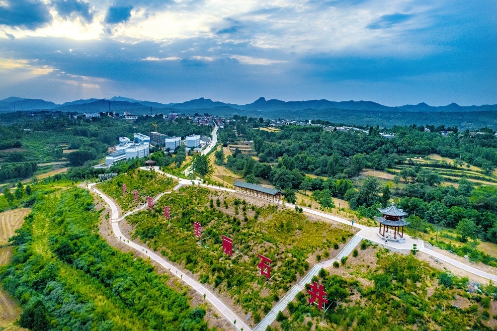 近年来,新安县倾力实施易地扶贫搬迁项目,为搬迁群众打造生态宜居新