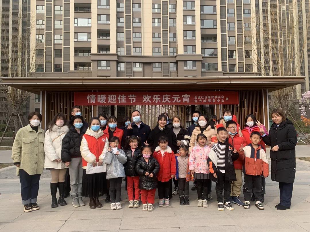 活动现场工作人员和小朋友合影（本文照片由渭南高新区金城社区提供）