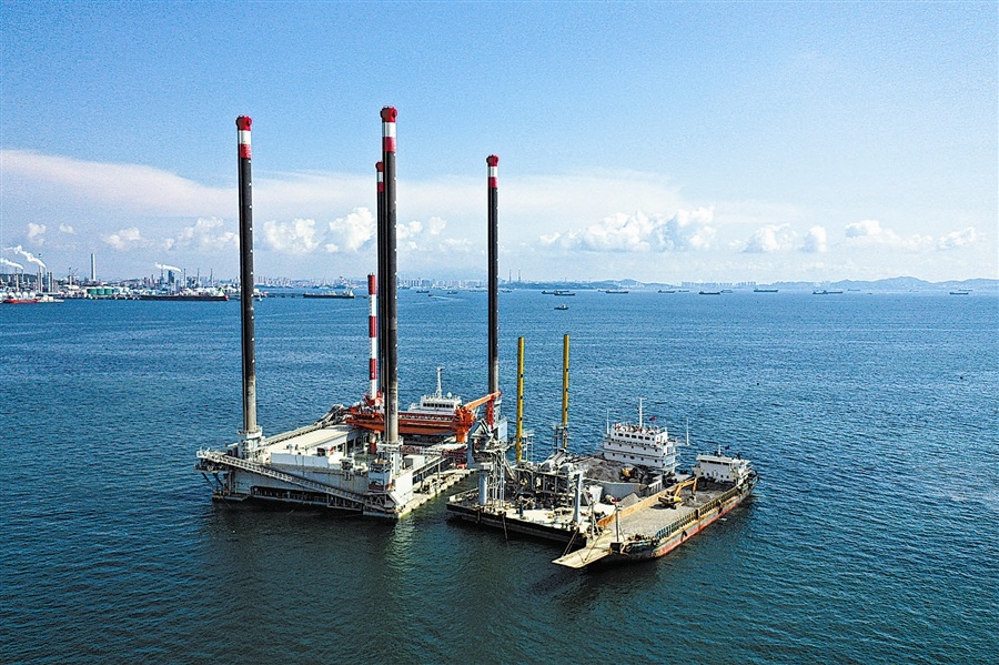 辽宁大连：大国重器闪耀大连湾