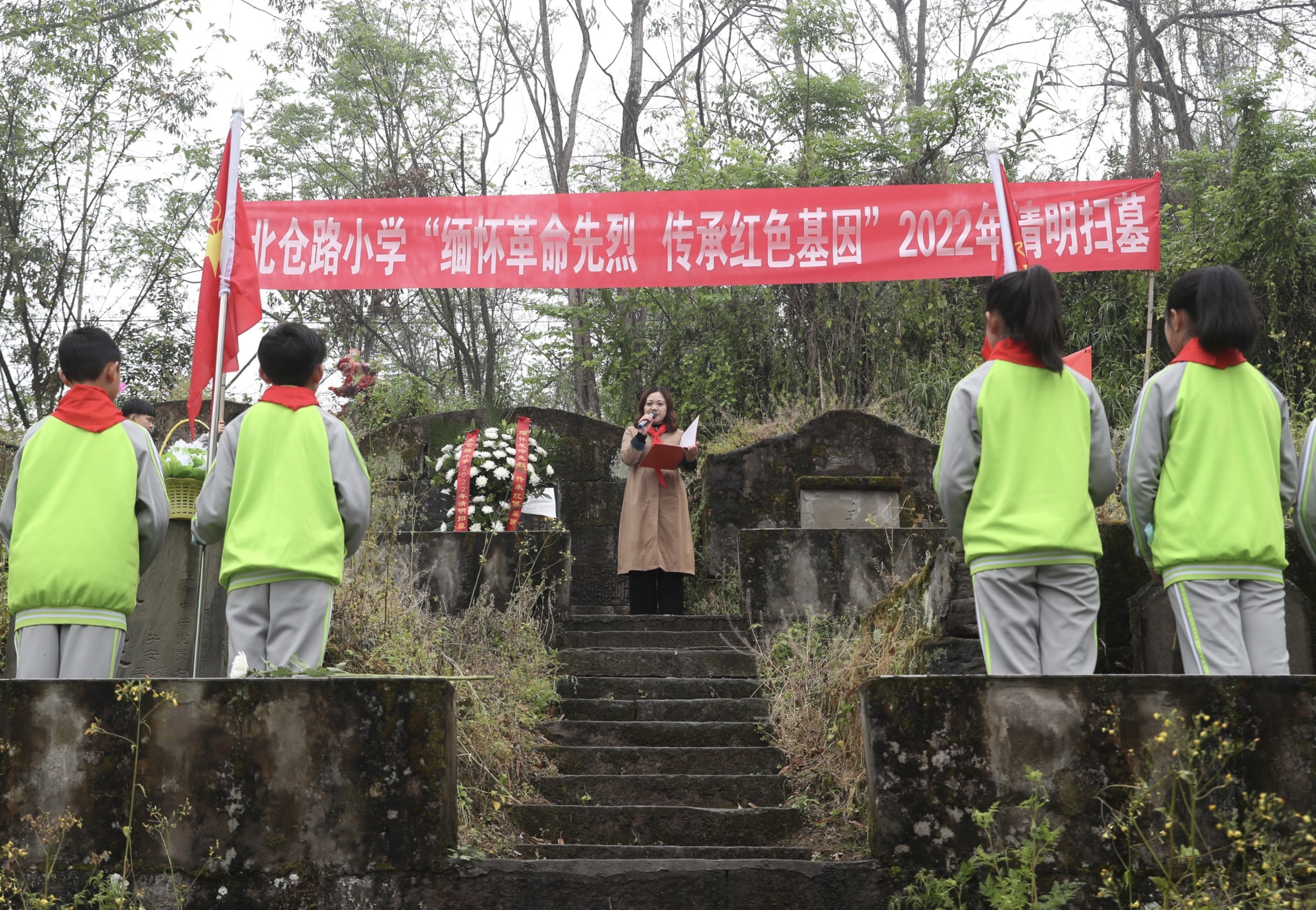 北仓路小学党员向少先队员介绍革命先烈事迹。