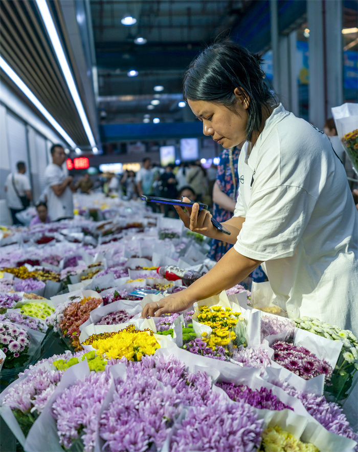云南昆明呈贡区：斗南花市夜经济繁荣